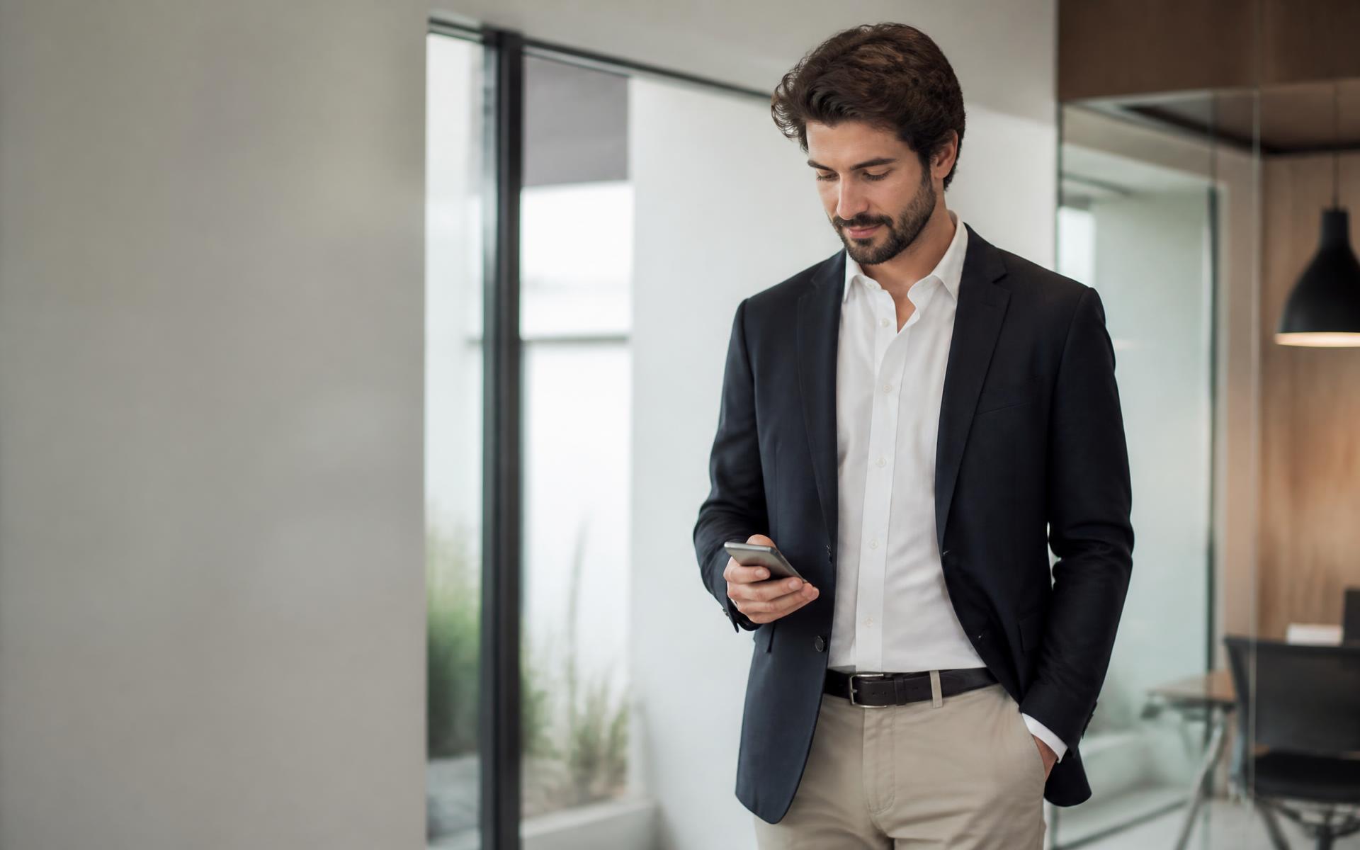 Profissional de investimentos consultando ofertas pelo celular